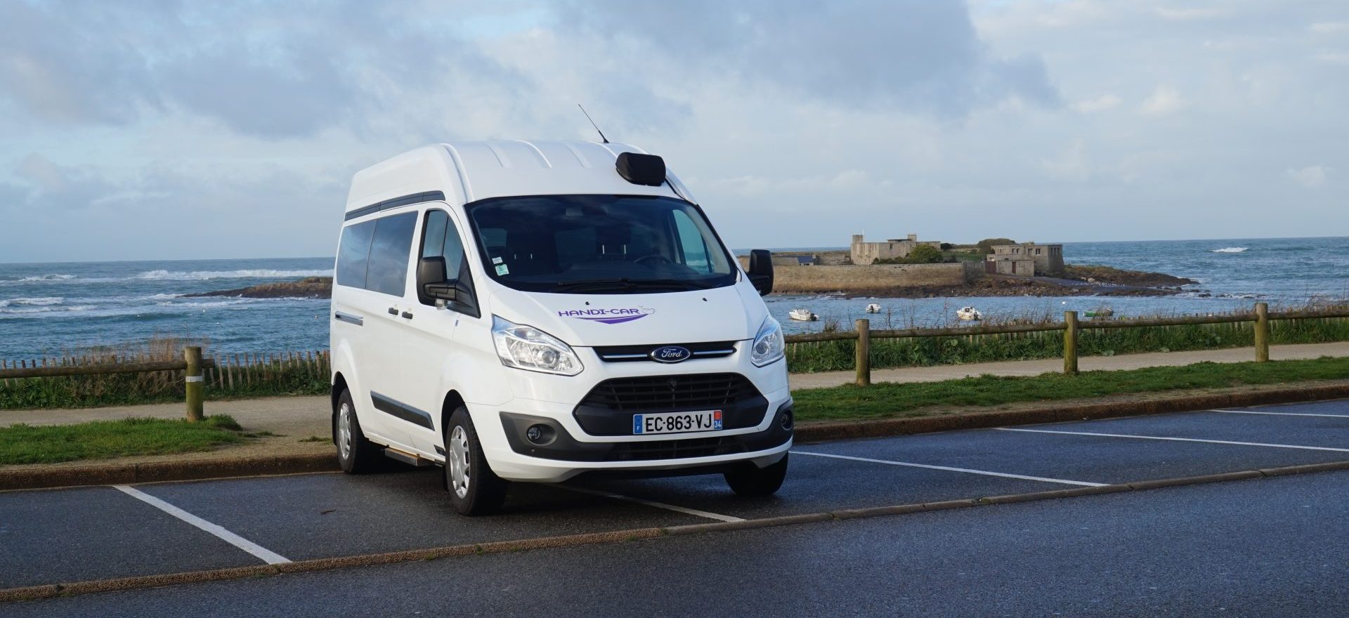 Véhicule adapté handi-car de marque Ford en bord de mer