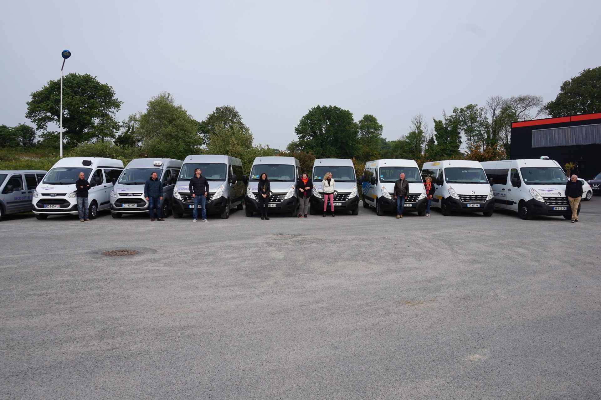 Photo d'équipe de la société Handi-Car devant les véhicules