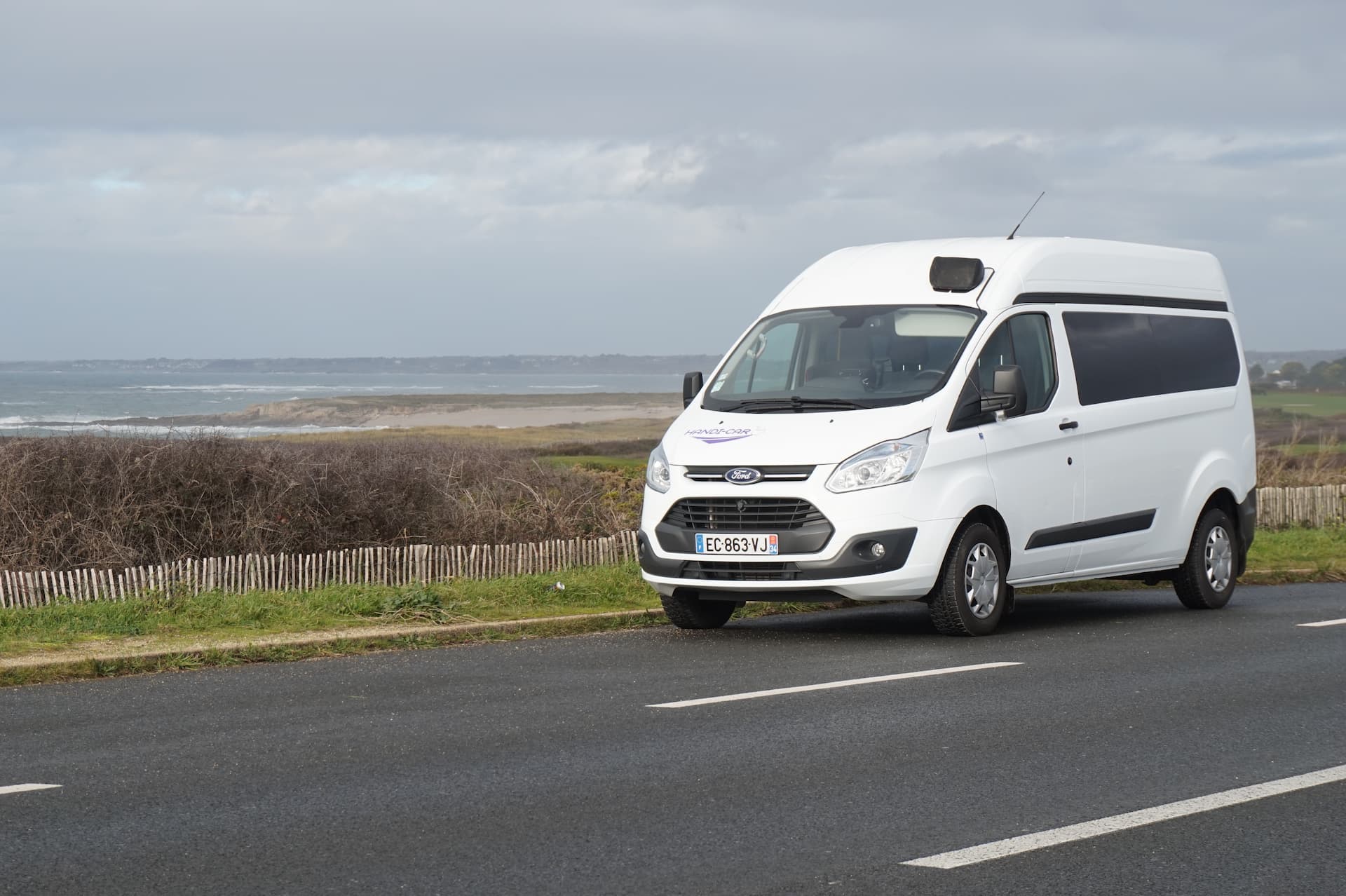 Véhicules adapté pour le transport de personnes à mobilité réduite de marque ford