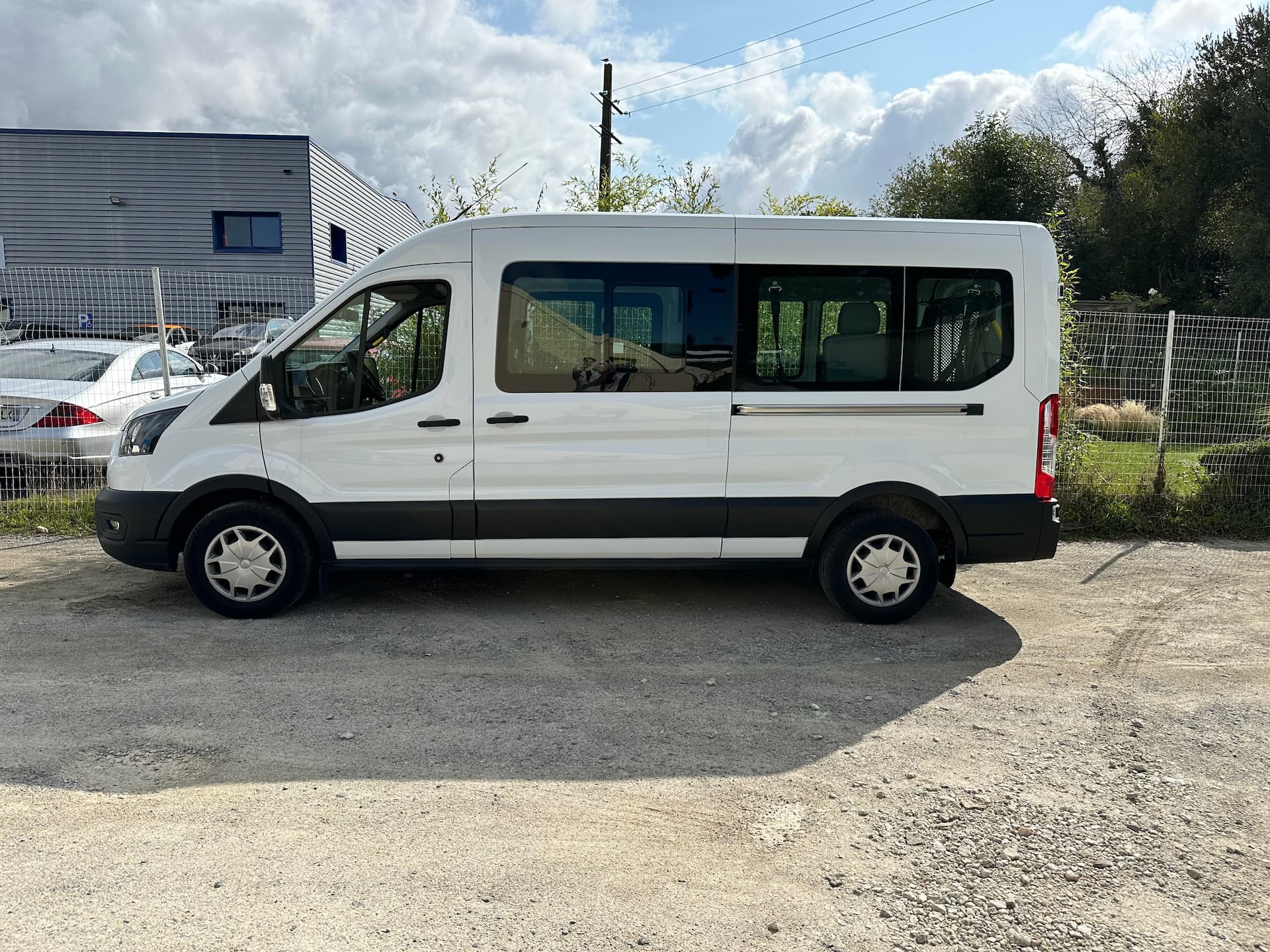 Ford Transit équipés d’ascenseurs pour l’accès des fauteuils roulants, de ceintures de sécurité et du matériel de fixation destinés aux fauteuils roulants.