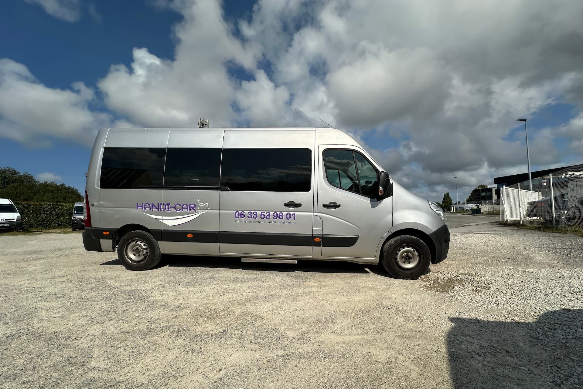 Véhicule Renault master équipé d’ascenseur pour l’accès des fauteuils roulants